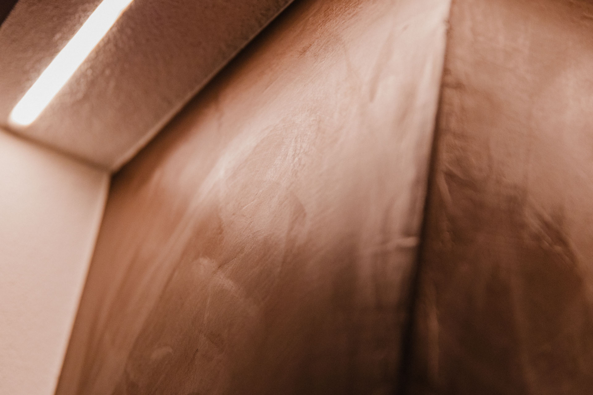 Braune Wand mit Pinselstrich Optik 