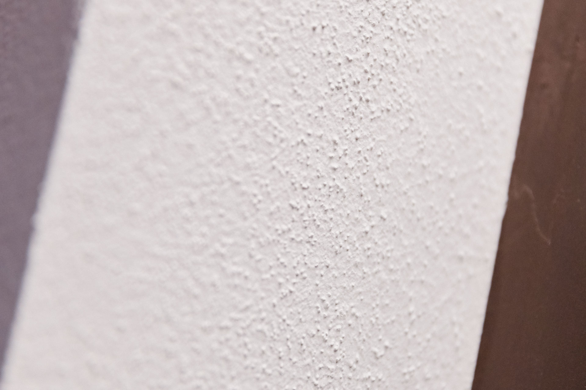 Weiß mit Körnung